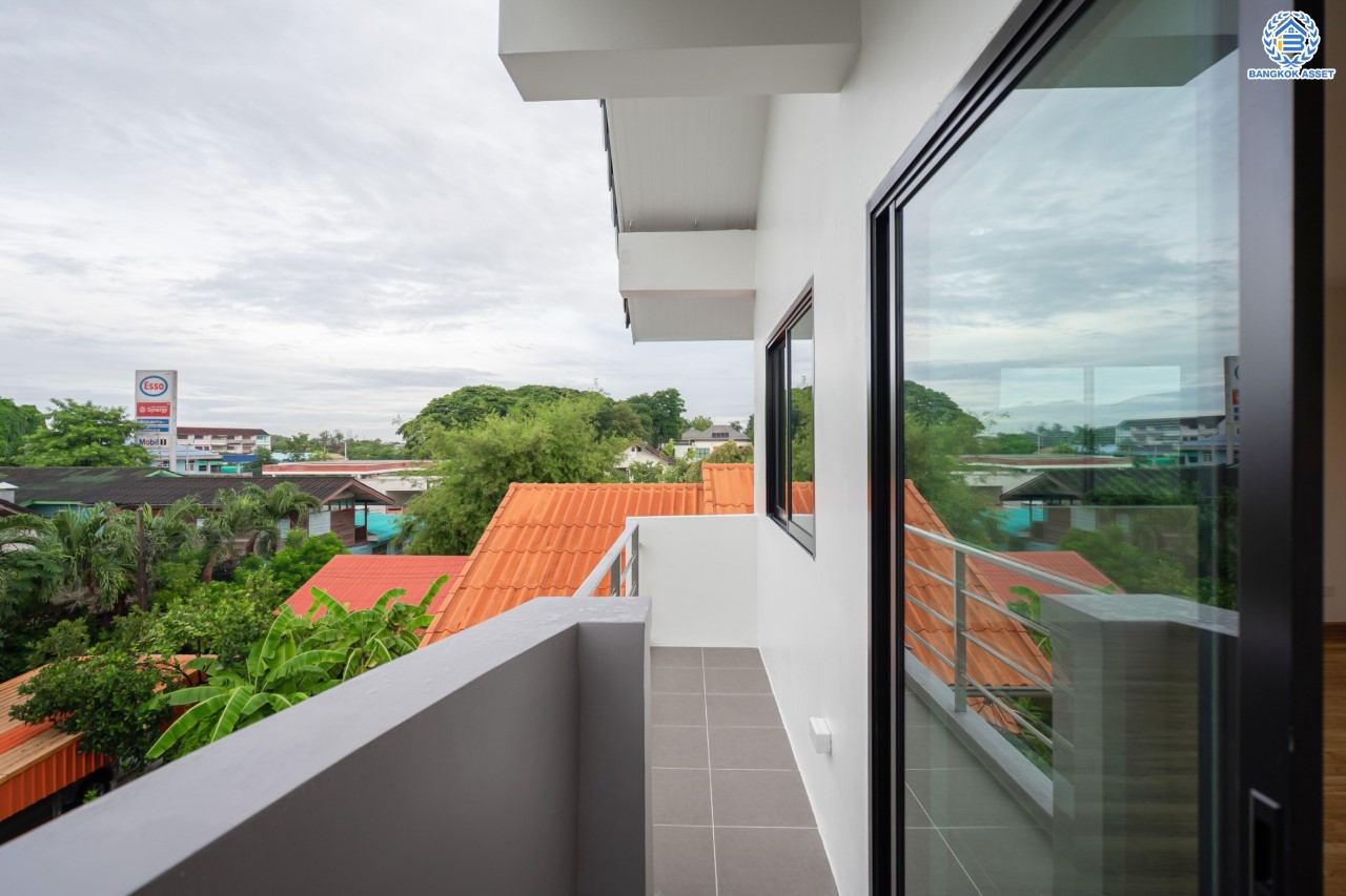 บ้านมือสองตกแต่งใหม่ ดีไซน์สวย ม.บ้านช่อชัยพฤกษ์ จรัญฯ-ปิ่นเกล้า เนื้อที่ 47.5 ตร.ว. ฟังก์ชัน 3 ห้องนอน 3 ห้องน้ำ จอดรถได้ 2 คัน รองรับทุกกิจกรรม บนทำเลเชื่อมต่อหลายเส้นทาง ใกล้จุดขึ้นทางด่วน "ศรีรัช" และรถไฟฟ้าสายสีแดง "สถานีบางบำหรุ"